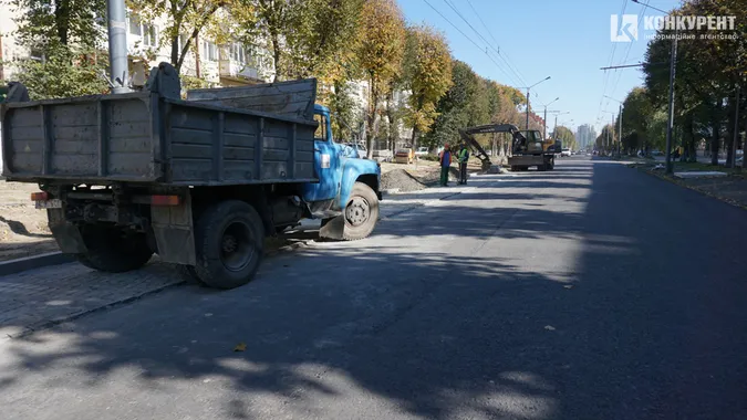 Хаос та вкладання бруківки: що коїться на проспекті Волі у Луцьку (фото)