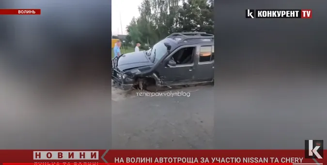 Потрощені авто: на Камінь-Каширщині Nissan в'їхав у припаркований Chery (відео)