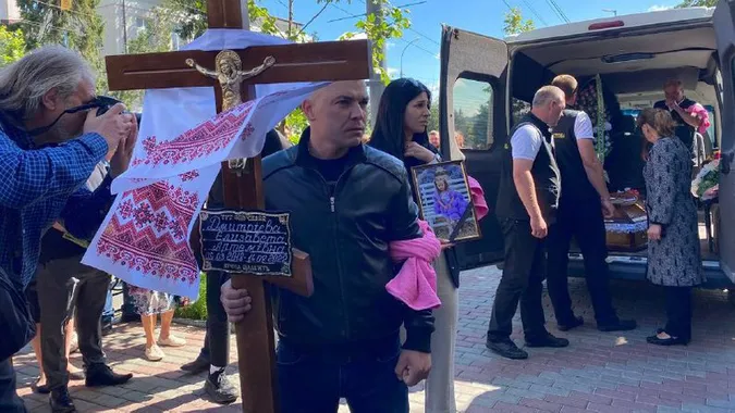 Вінниця у скорботі: вбиту рашистами дівчинку Лізу хоронили з почестями (фото)