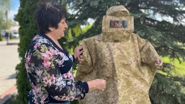 Такий вигляд мають антидронові плащі, які шиють волонтерки