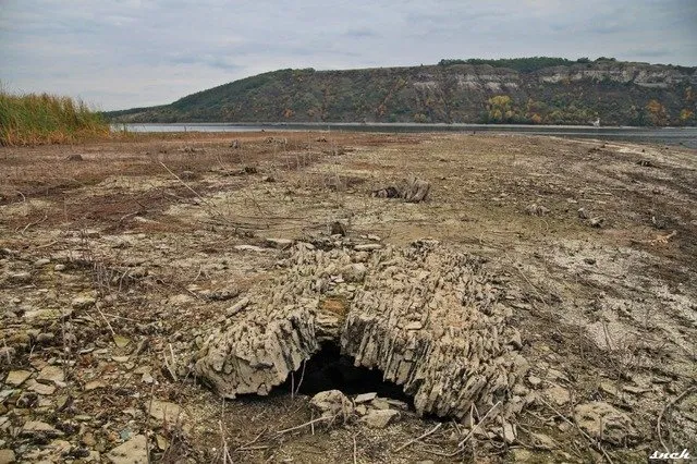 Рівень Дністра падає: вода відкрила фундаменти хат і надгробки цвинтарів затоплених сіл (фото)