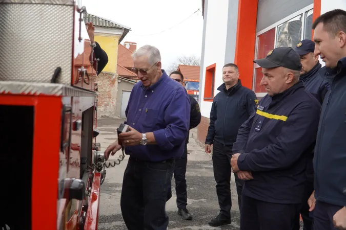 Волинські рятувальники отримали спецтехніку з Британії (фото)