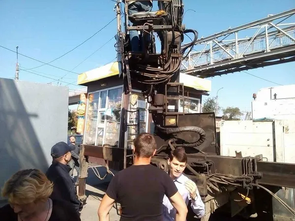 Луцьким муніципалам погрожували звільненням за знесення кіоска (фото)