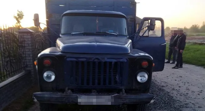 На Волині у водія, який перевозив «ліві» колоди, вилучили вантажівку (фото, відео)