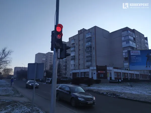 Відродження-Ветеранів-Писаревського: в Луцьку запрацював новий світлофор (фотофакт)