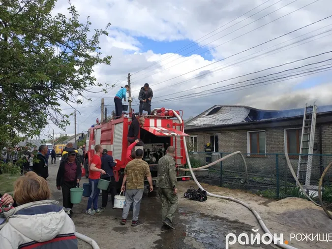У Рожищі – масштабна пожежа: горить приміщення колишнього гуртожитку (фото, відео)
