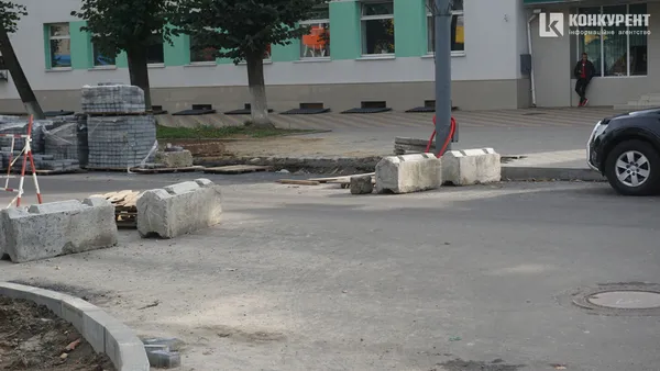 Їздять, ходять, ремонтують: що відбувається на проспекті Волі у Луцьку (фото)