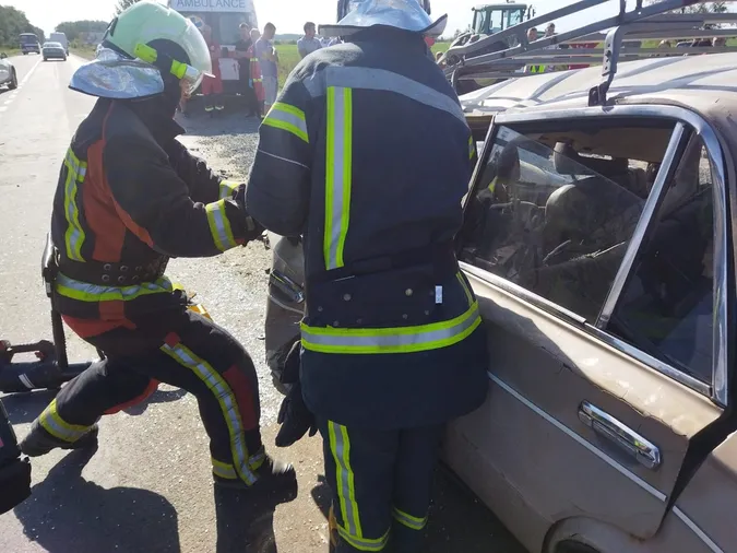 Водія затисло в авто: повідомили деталі смертельної аварії на Волині (фото)
