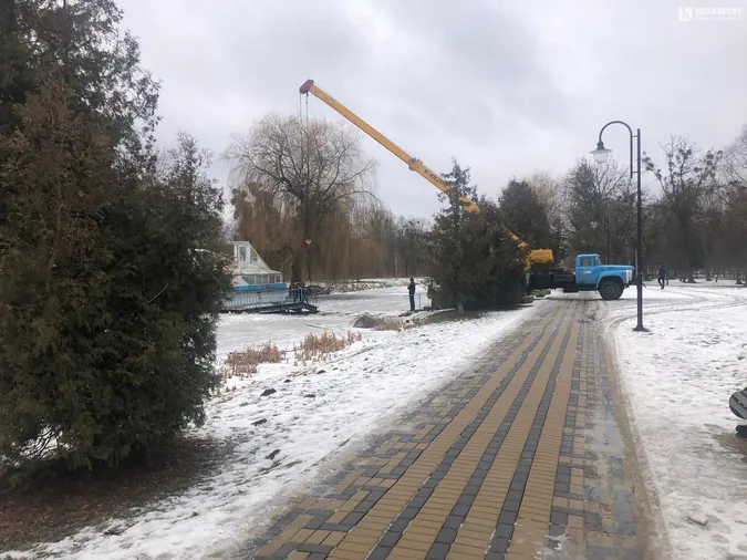 У Луцьку розбирають міст до «Бригантини» (фото)
