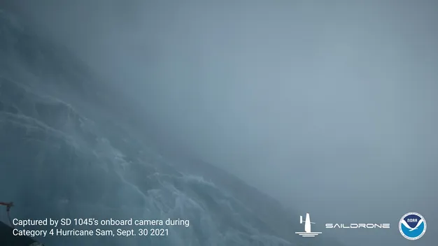 Ураган зсередини: перше у світі відео зняте безпілотником (відео)