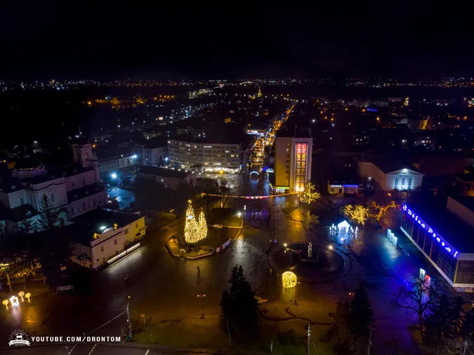 Мандрівник показав різдвяний нічний Луцьк з висоти (фото)