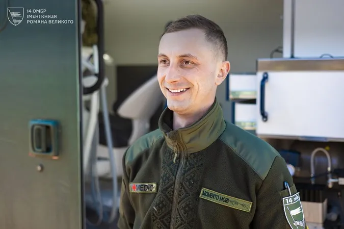 Сам побоюється стоматологів: медик «князівської» бригади професійно лікує зуби побратимам (фото)