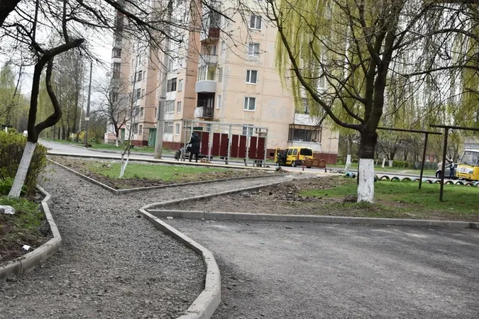 Як у Луцьку двори ремонтують (фото)