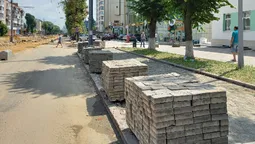 Знімають бруківку із тротуарів: що коїться на проспекті Волі у Луцьку (фото)