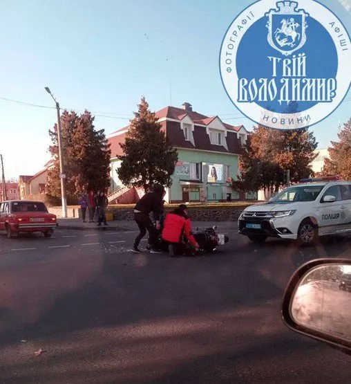 У місті на Волині зіткнулися мотоцикл та легковик (фото)