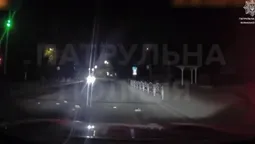 Вночі жбурляла цеглу на дорогу: у Луцьку патрульні виявили «хуліганку» (відео)