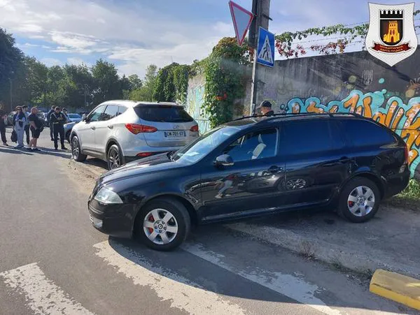У Луцьку мунвартівці «ганяли» паркохамів біля авторинку (фото, відео)