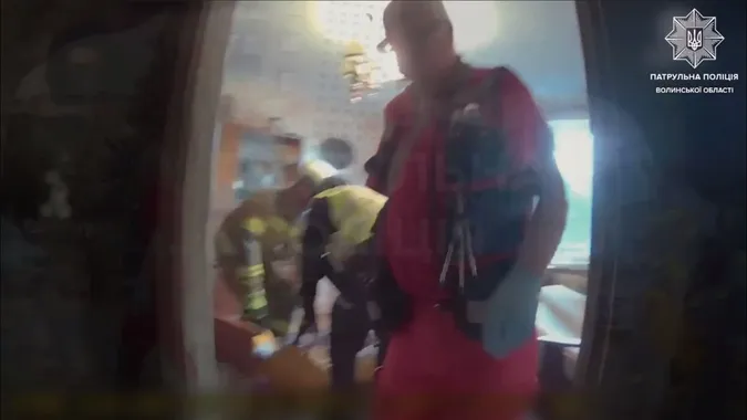 Не відповідала на дзвінки: у Луцьку врятували літню жінку з зачиненої квартири (відео)