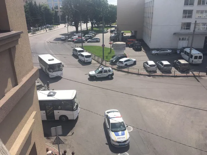 Захоплення заручників у центрі Луцька: що відбувається на місці (ФОТО)