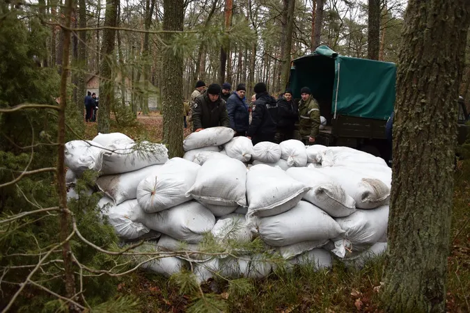 На Волині силовики і місцеві жителі облаштовують фортифікаційні споруди (фото)