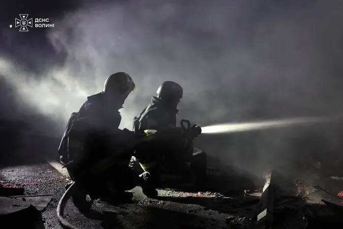 Під загрозою повторних ударів: рятувальники приборкали пожежі після обстрілів Волині (фото)