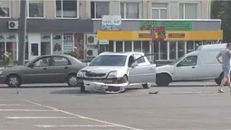 Відвалився бампер: у Луцьку не розминулися дві автівки (фото, відео)
