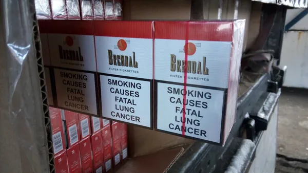 На кордоні з Білоруссю затримали вантажівку з великою партією сигарет (фото, відео)