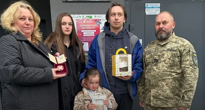 У Луцьку родині загиблого Героя Олександра Бернадина вручили його посмертну нагороду (фото)