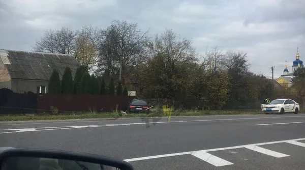 Під Луцьком «ауді» протаранила паркан і знесла електроопору