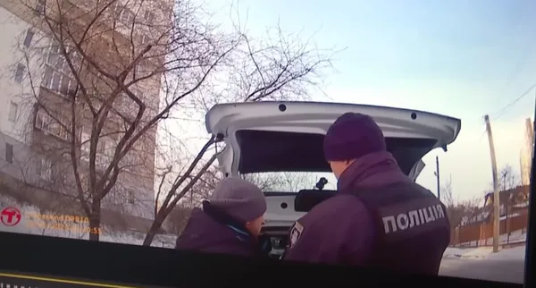 Чоловік спілкується з правоохоронцями