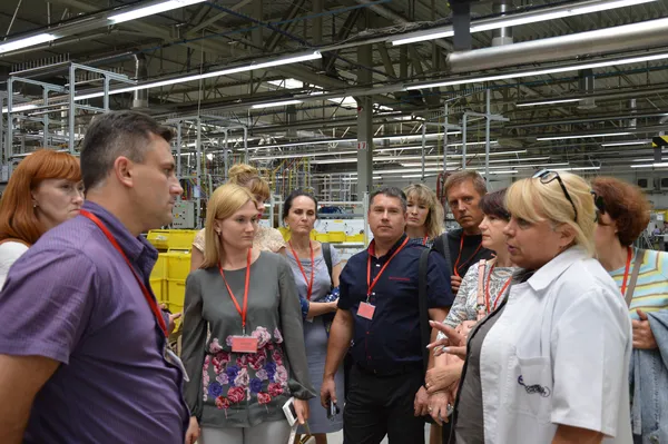 Гості з цікавістю слухали розповідь екскурсовода
