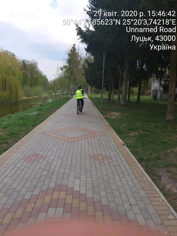 Муніципали сіли на велосипеди, щоб у парках Луцька пильнувати порушників (ФОТО)