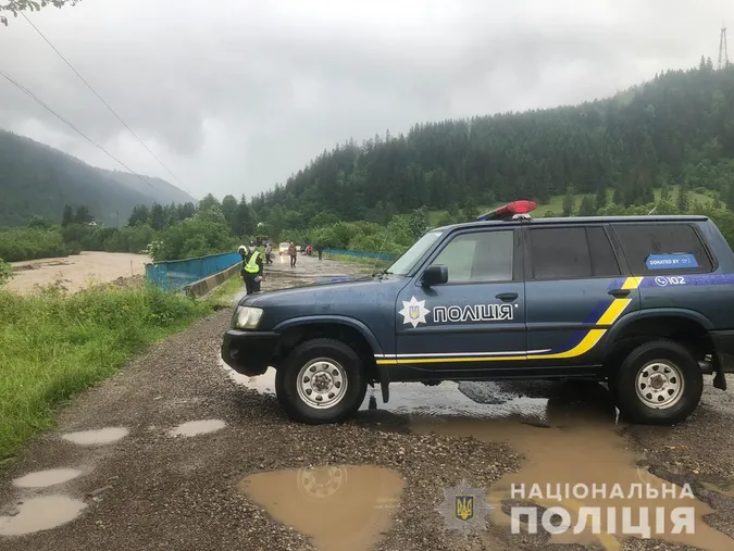 Негода в гірських районах: розмило дороги та мости, авто й городи у воді (ФОТО)