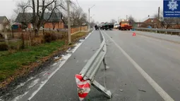 У Звірові – вантажівка, в Луцьку – бус: автівки занесло на дорозі