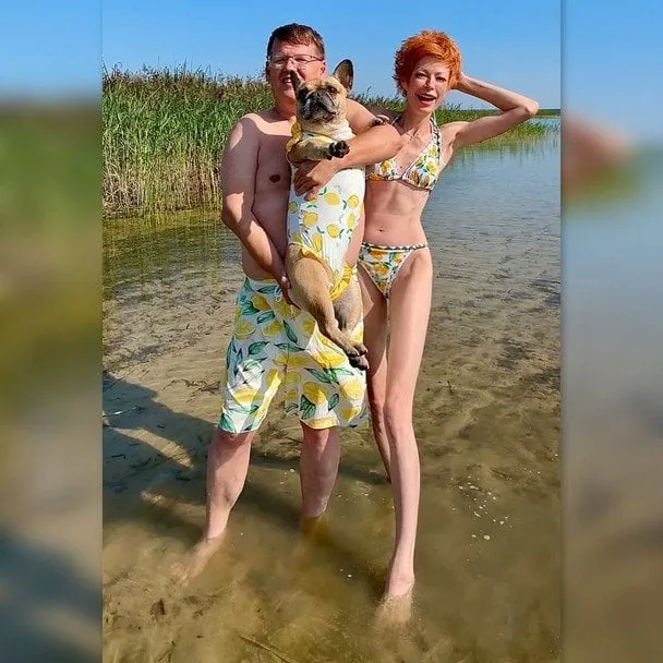 З нареченим і собакою в купальниках: відома ведуча Олена-Христина Лебідь показала кумедне фото зі Світязя (фото)