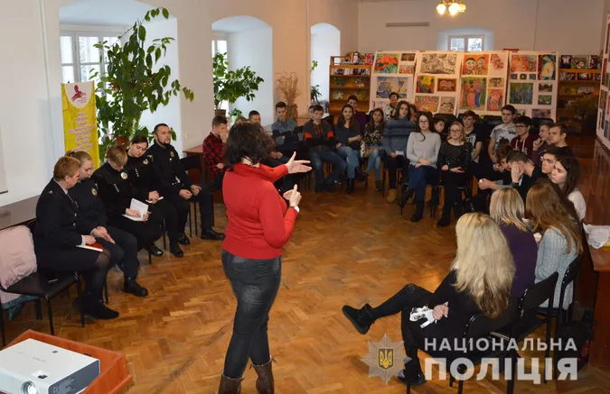 Патрульні пояснили різницю між фліртом і сексуальним домаганням учням (фото)