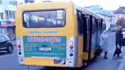 У Луцьку горіла маршрутка: евакуювали всіх людей (відео)