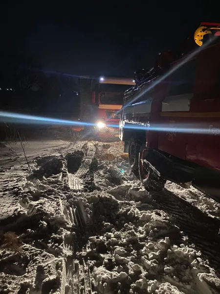 У Луцькому районі фура застрягла у снігу й перекрила дорогу (фото)
