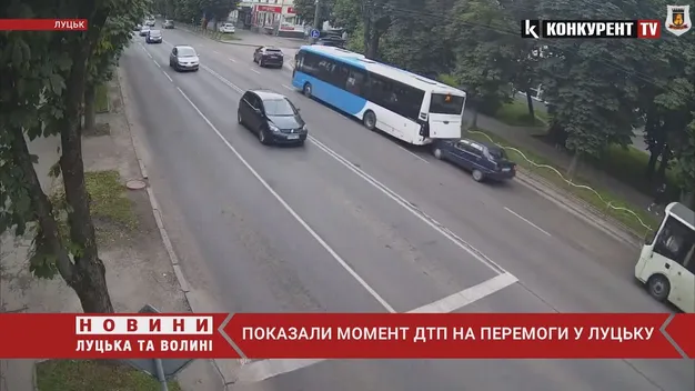 Дві маршрутки та «славута»: показали момент ДТП на Перемоги у Луцьку (відео)