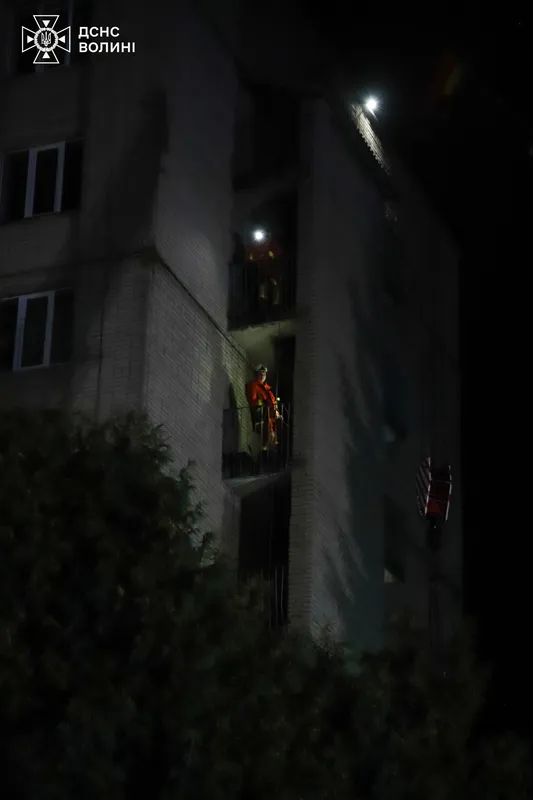 Перекриті вулиці, пожежні та «швидкі»: що відбувалося на Волині вночі (фото)