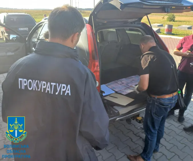 На Волині директора держпідприємства зловили на хабарі (фото)