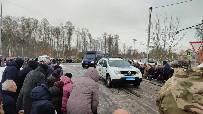 В Ківерцях в останню дорогу провели Ярослава Зінчука, який підірвався на міні в Ковельському районі (фото)