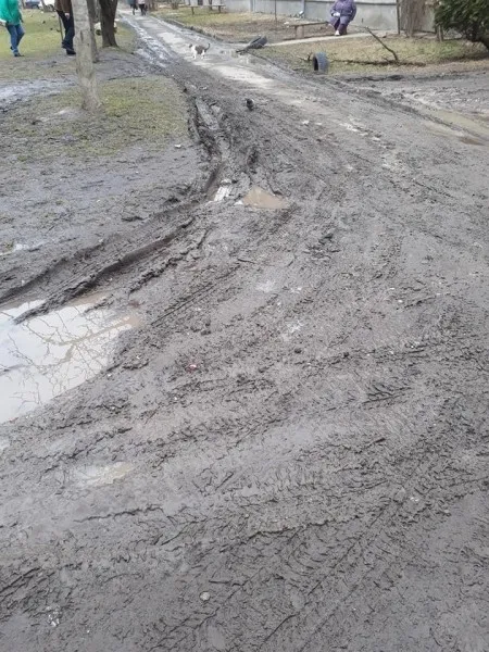 Лучани обурені станом дороги, яка веде до залізничного вокзалу (фото)