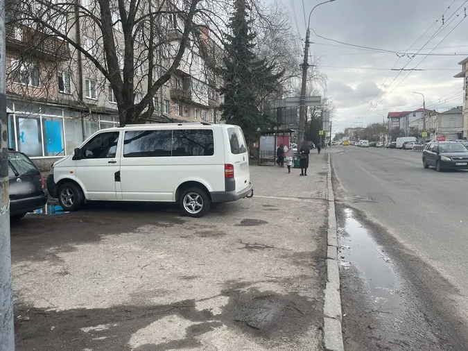 У Луцьку Opel, здаючи назад, збив жінку – її госпіталізували (фото, відео)