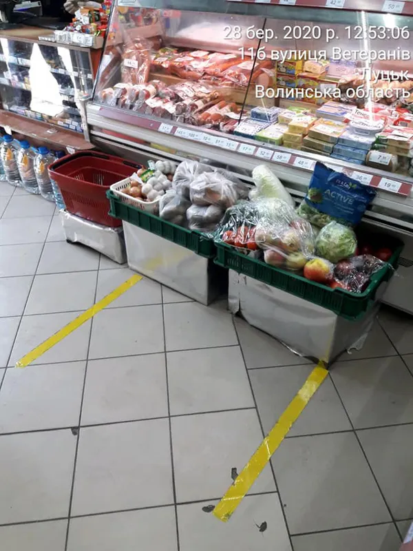 Луцькі муніципали похвалили магазини за обгорнуті в плівку продукти (фото)