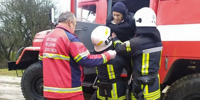 На Волині «швидка» застрягла у багнюці – хворого привезли на пожежному авто (фото)
