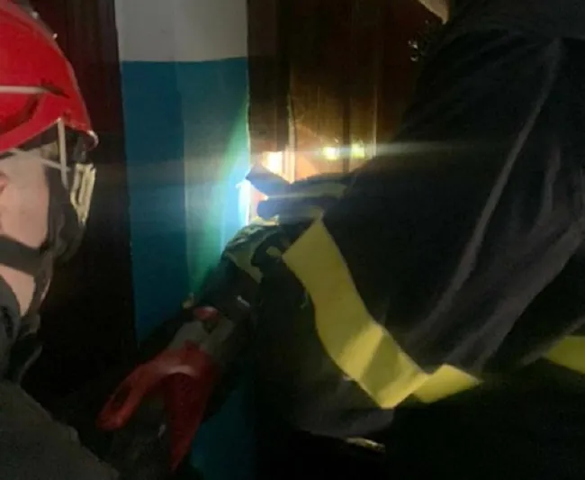 Бабуся задихалася у зачиненій квартирі: на Волині рятувальники визволили стареньку