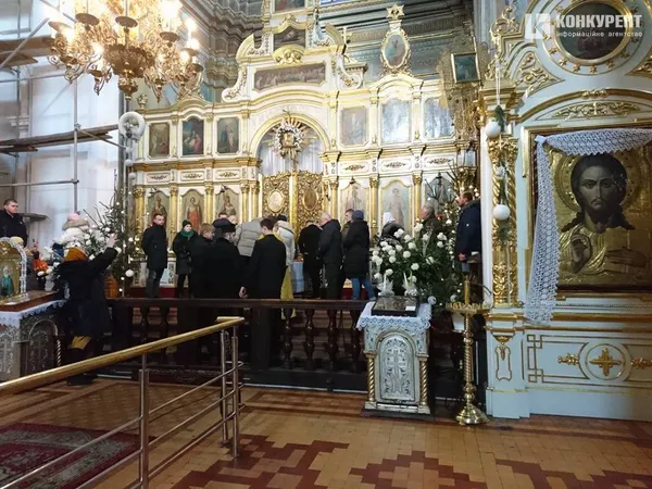 Лучани вишикувалися у чергу, щоб побачити Томос (фото)