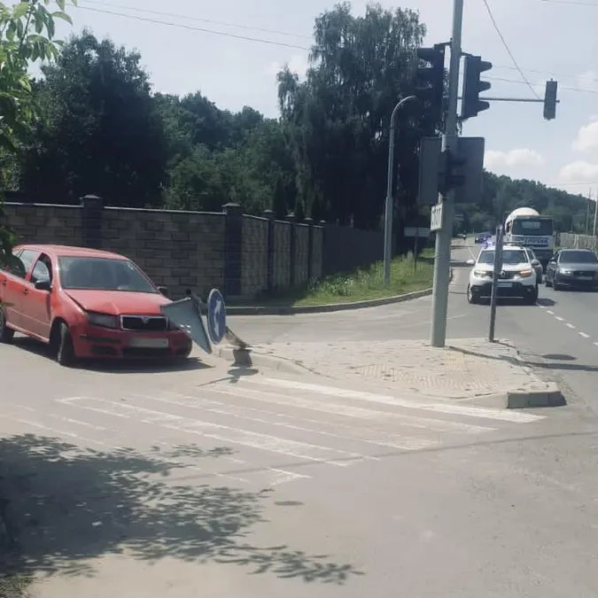 Під Луцьком п'яний водій в'їхав в дорожній знак (фото)