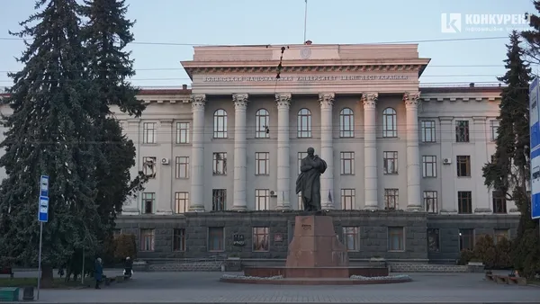 Головний корпус ВНУ на проспекті Волі